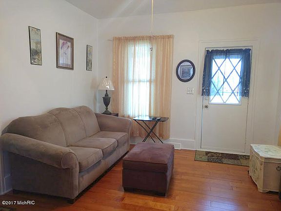 4th image of 1032 Park St SW