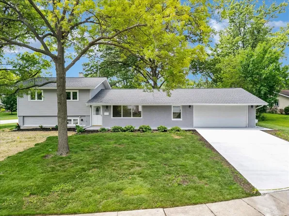 590 Durham Ct, Hoffman Estates, IL 60169