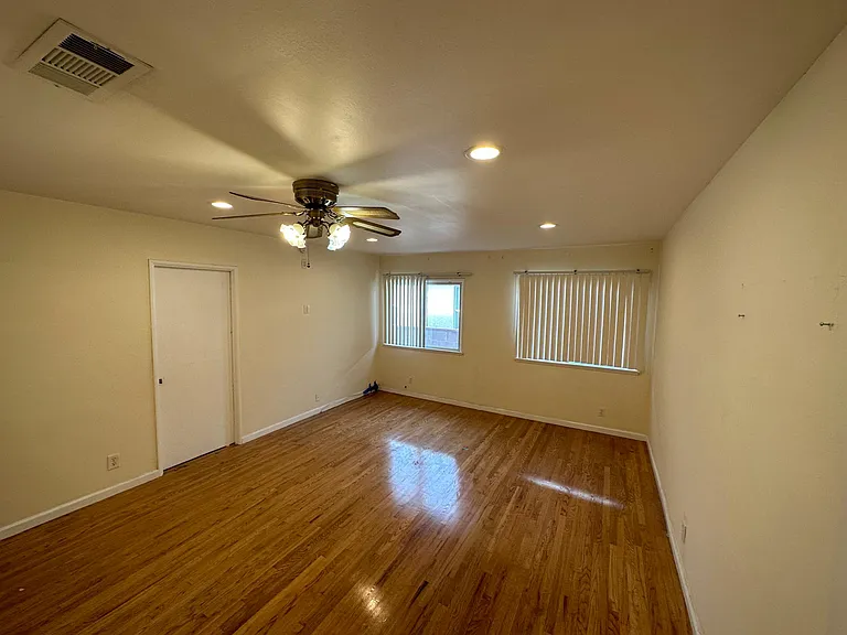20557 Hart St — Photo 9