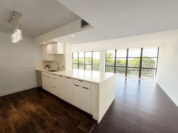 1000 Parkview Dr APT 531, Hallandale, FL 33009