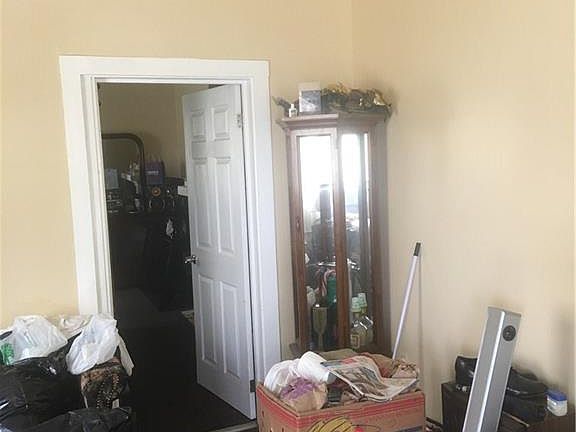 4th image of 933-35 Leboeuf St