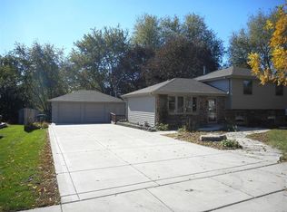 819 W Division St, South Elgin, IL 60177