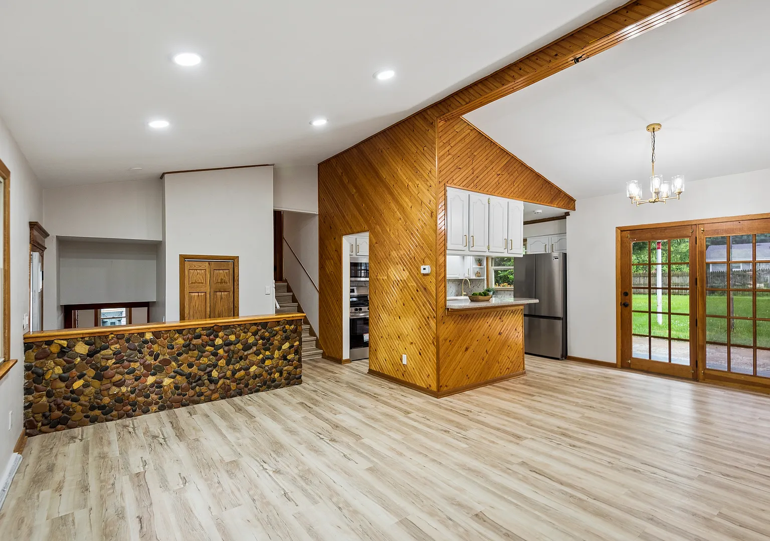 3 bed, 1.5 bath, 1276 sqft, $2,800 — Photo 3