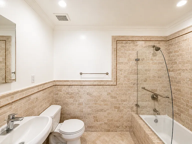 1028 12th St #208 — Photo 14