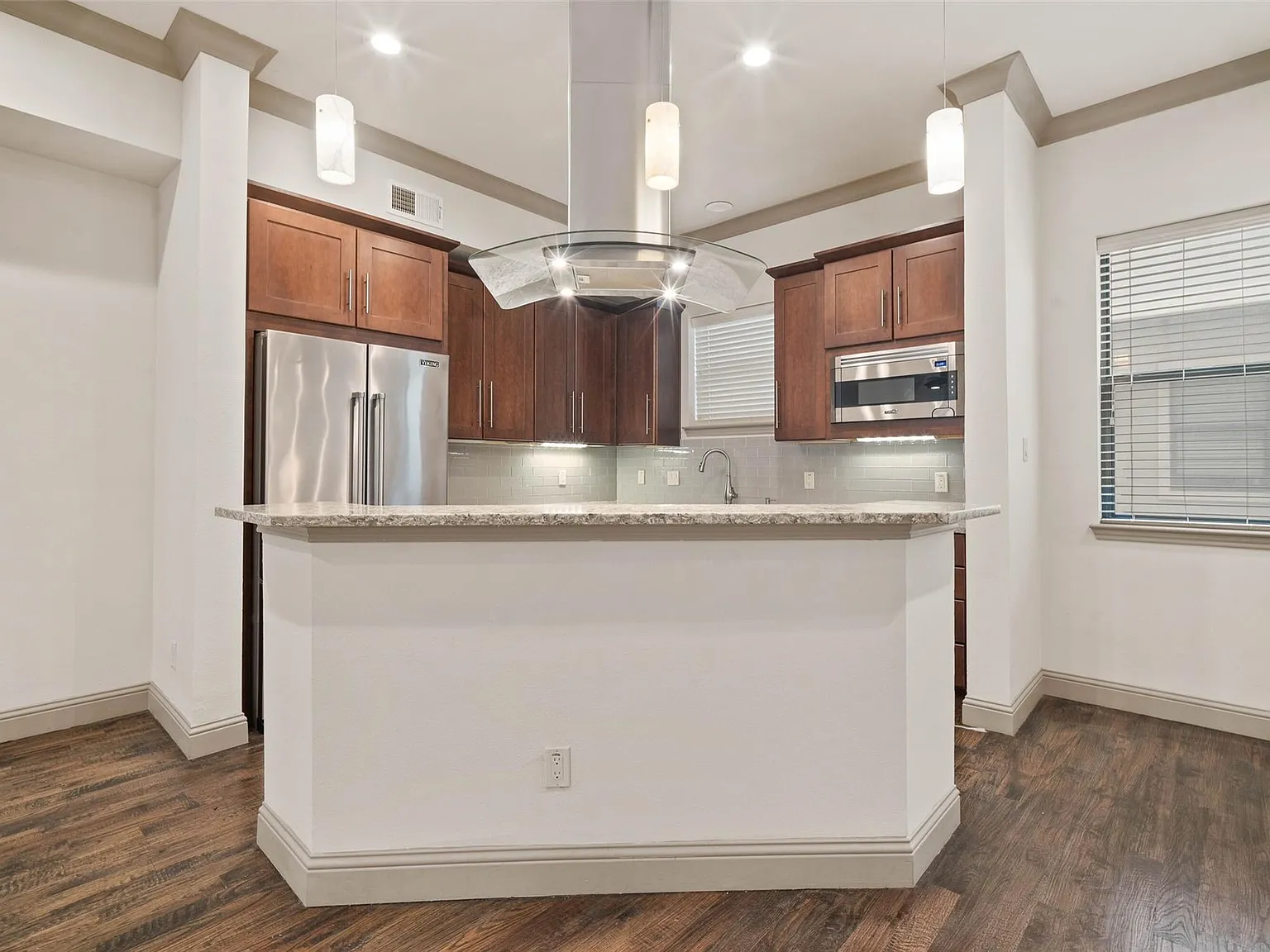 3 bed, 3.5 bath, 2034 sqft, $3,500 — Photo 2