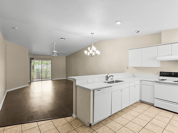 3rd image of 315 NE 16th Pl #315