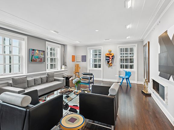 4th image of 233 E Walton Pl #15