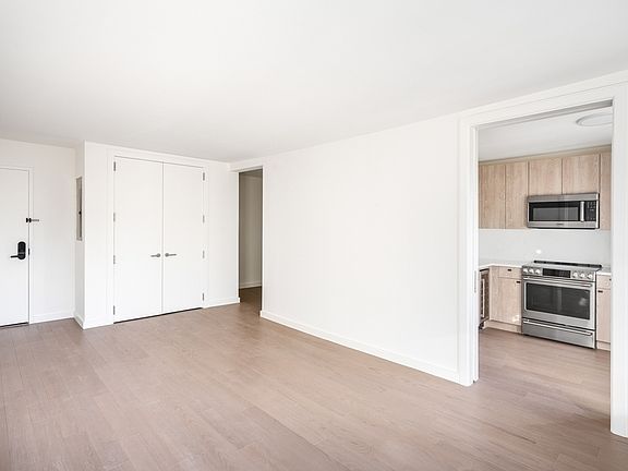 4th image of 220 E 72nd St #192A
