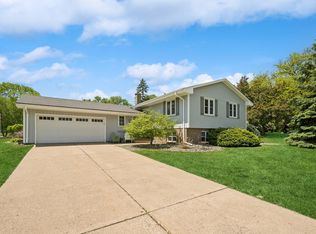 2759 Irene Cir, Roseville, MN 55113