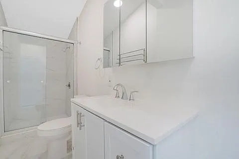 2nd bathroom, full