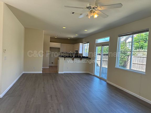 3rd image of 28 Foxglove Ct