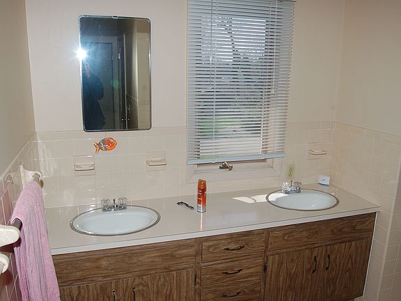 KIDS BATHROOM DOUBLE SINKS