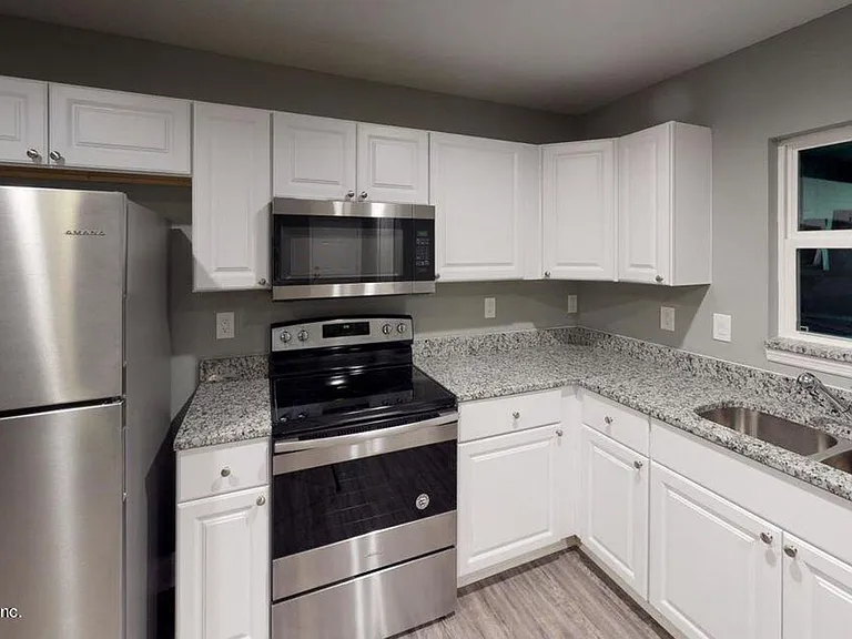 2222 Thomas Ct — Photo 2