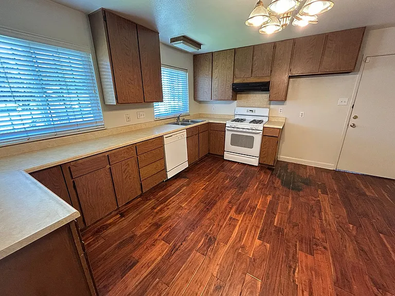 1013 Roanoke Ave — Photo 8
