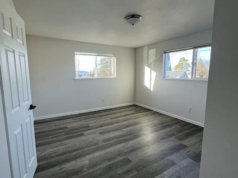 902 E Division St — Photo 11