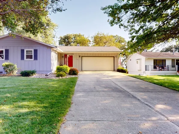 203 Orchard Ln, Clear Lake, IA 50428