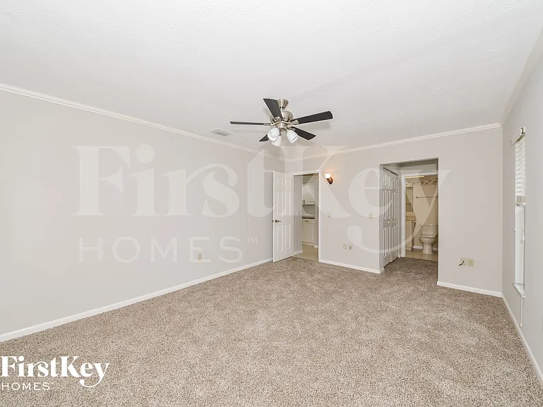 560 Donora St — Photo 9
