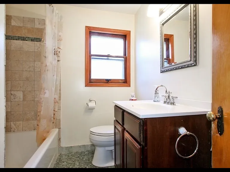 2818 W Farragut Ave #2 — Photo 2