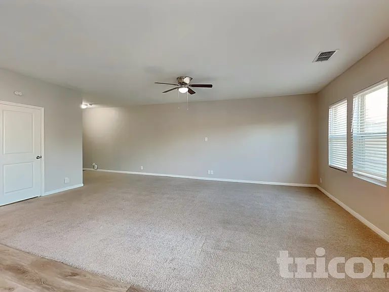 4945 Hallies Gdn — Photo 2
