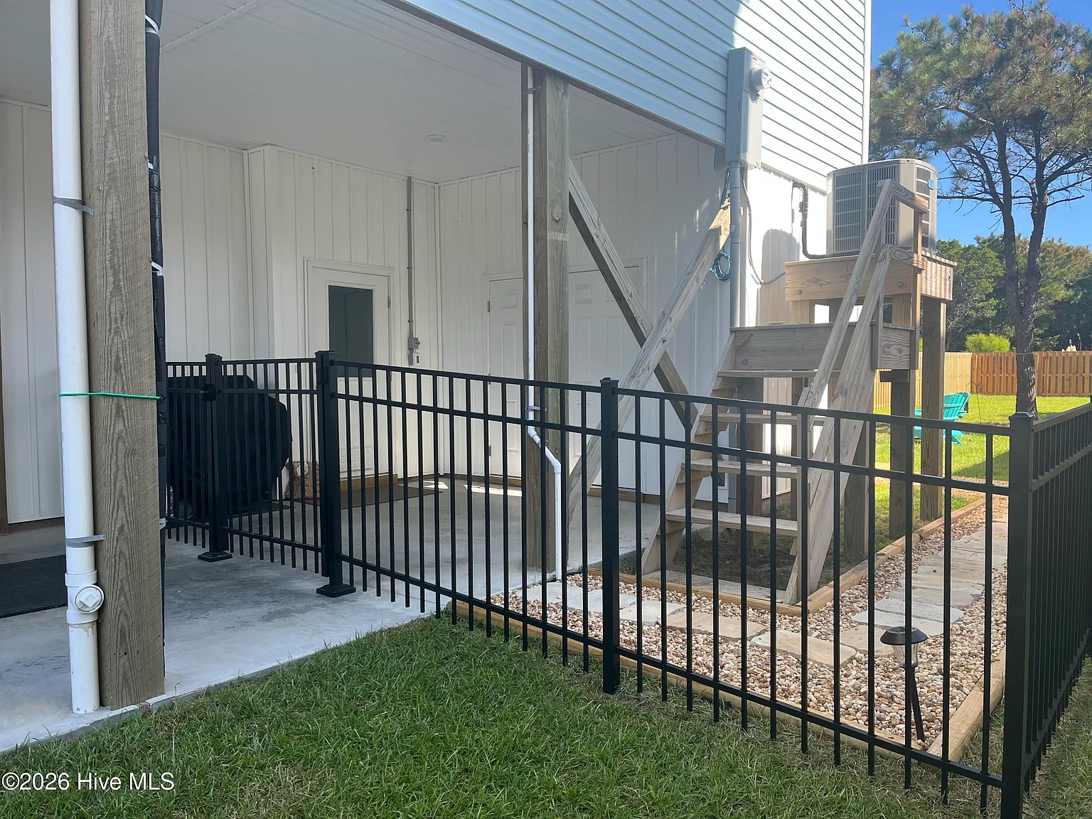 3 bed, 3.0 bath, 1429 sqft, $2,700 — Photo 2