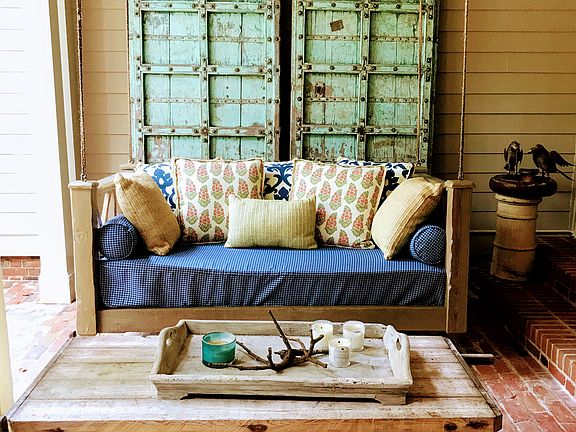 Covered porch1 bedswing