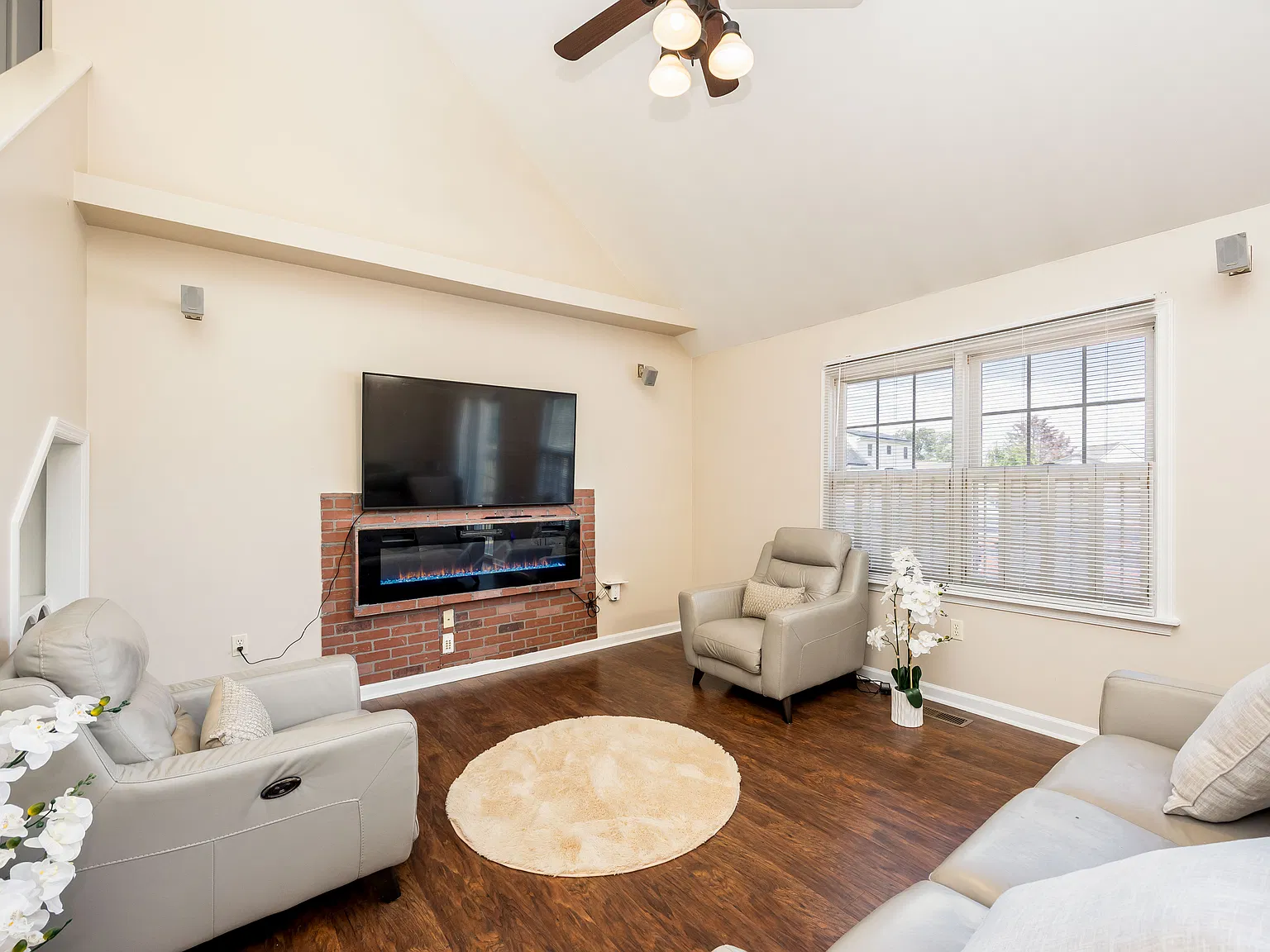 4 bed, 1838 sqft, $2,400 — Photo 3