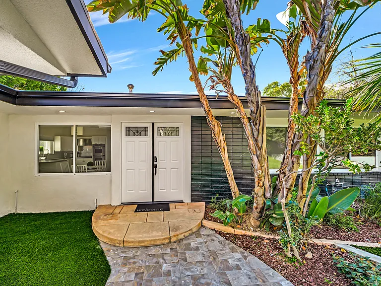 5557 Ostin Ave — Photo 10