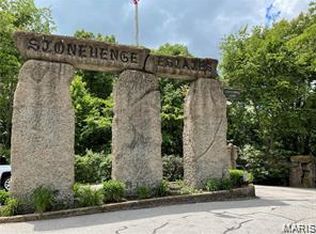 1 Canterbury Ln, High Ridge, MO 63049