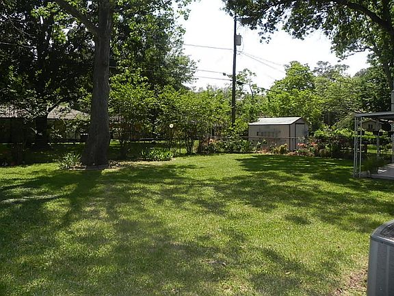 Spacious back yard for all your family gatherings, barbecuing, children to play and dogs to run!