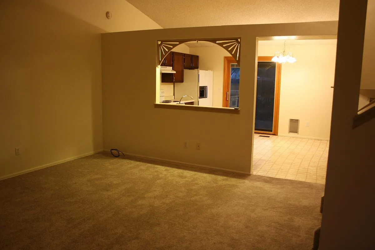 3 bed, 1368 sqft, $2,250 — Photo 2