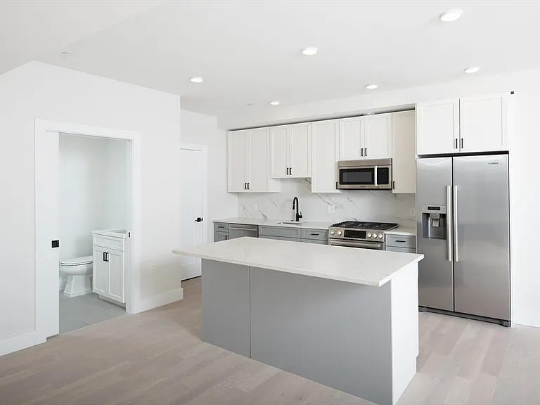 425 Border St #407 — Photo 2