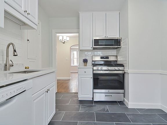 3rd image of 35 Chiswick Rd APT 4