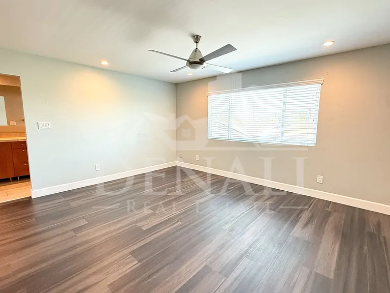 811 E Chilton Dr — Photo 20