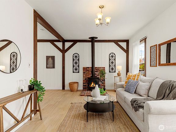 3rd image of 1851 NE Pacific Avenue NE