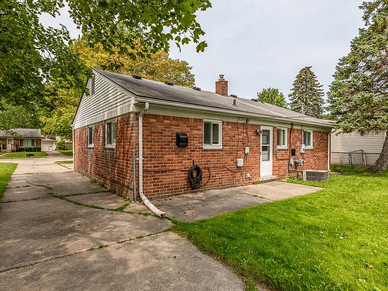28550 Pierce St — Photo 14