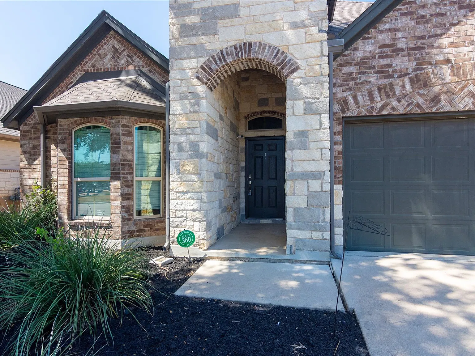 5 bed, 3.0 bath, 2231 sqft, $2,700 — Photo 2