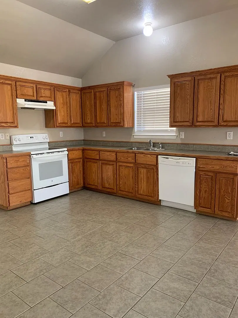 Excellent 3 bedroom 2 bath duplex in Peaster ISD with country charm — Photo 4