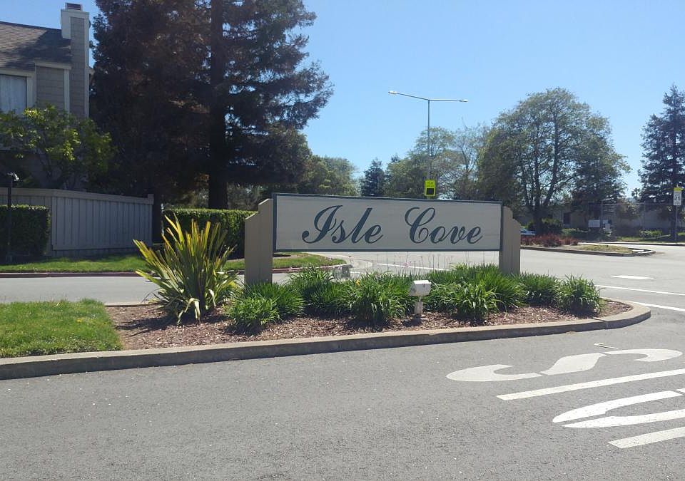 Isle Cove Complex Entry Sign