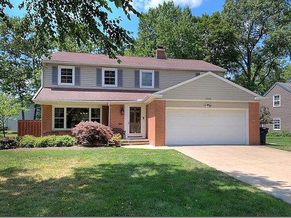 2nd image of 2362 Beachwood Blvd