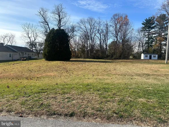 809 Meadowbrook Dr, Coatesville, PA 19320