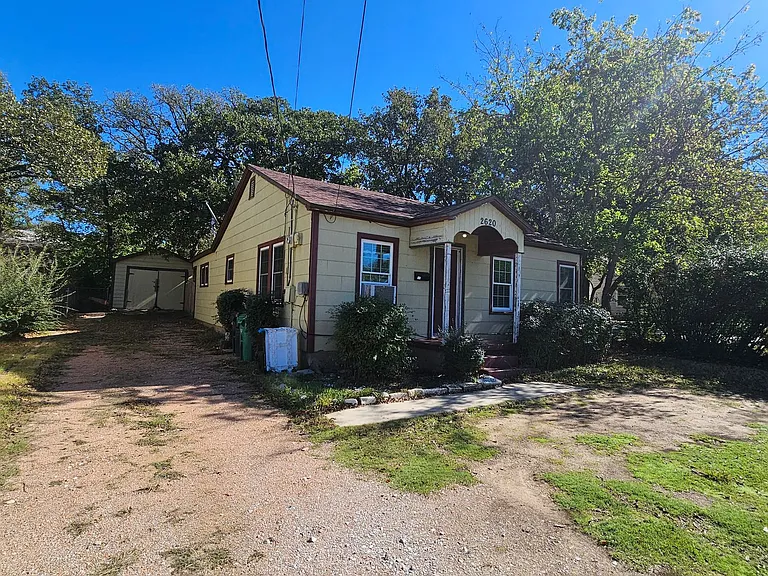 2620 N Elm St — Photo 2