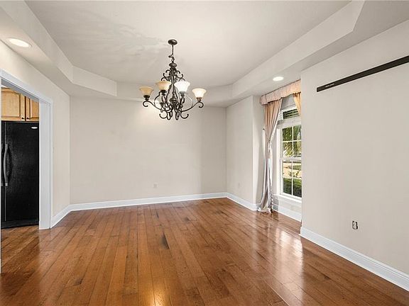 5th image of 305 Charles Ct
