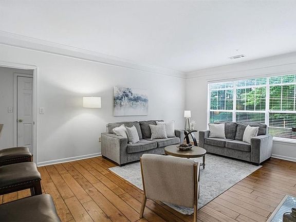 3rd image of 227 Edinburgh Ct