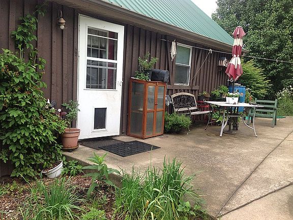 Zephyr Cabin - entry & patio