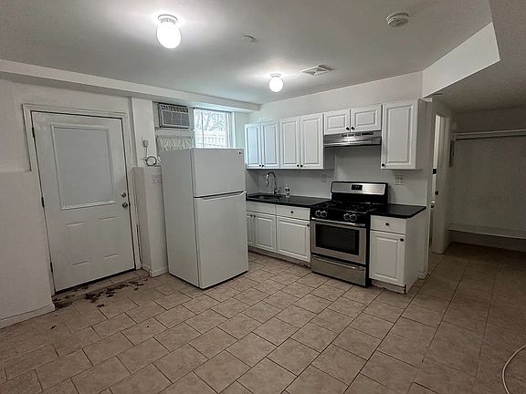5th image of 72 Byrne Ave #1