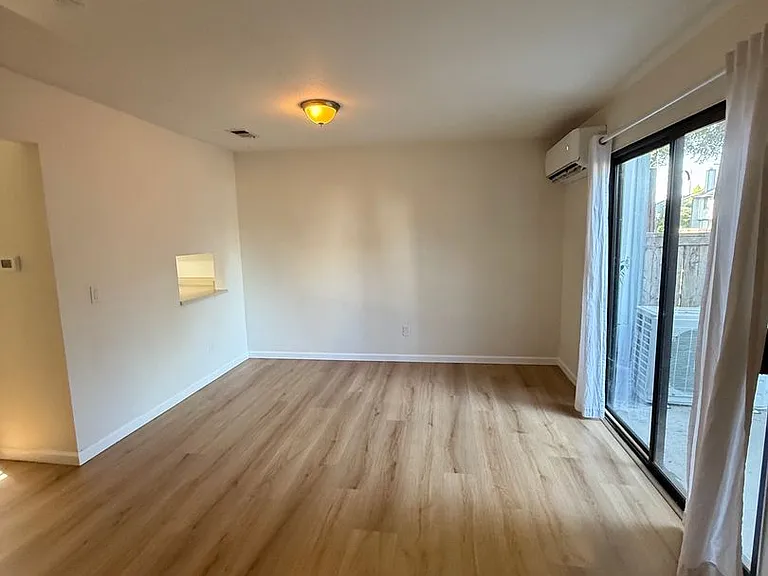 422 Occidental Cir — Photo 5
