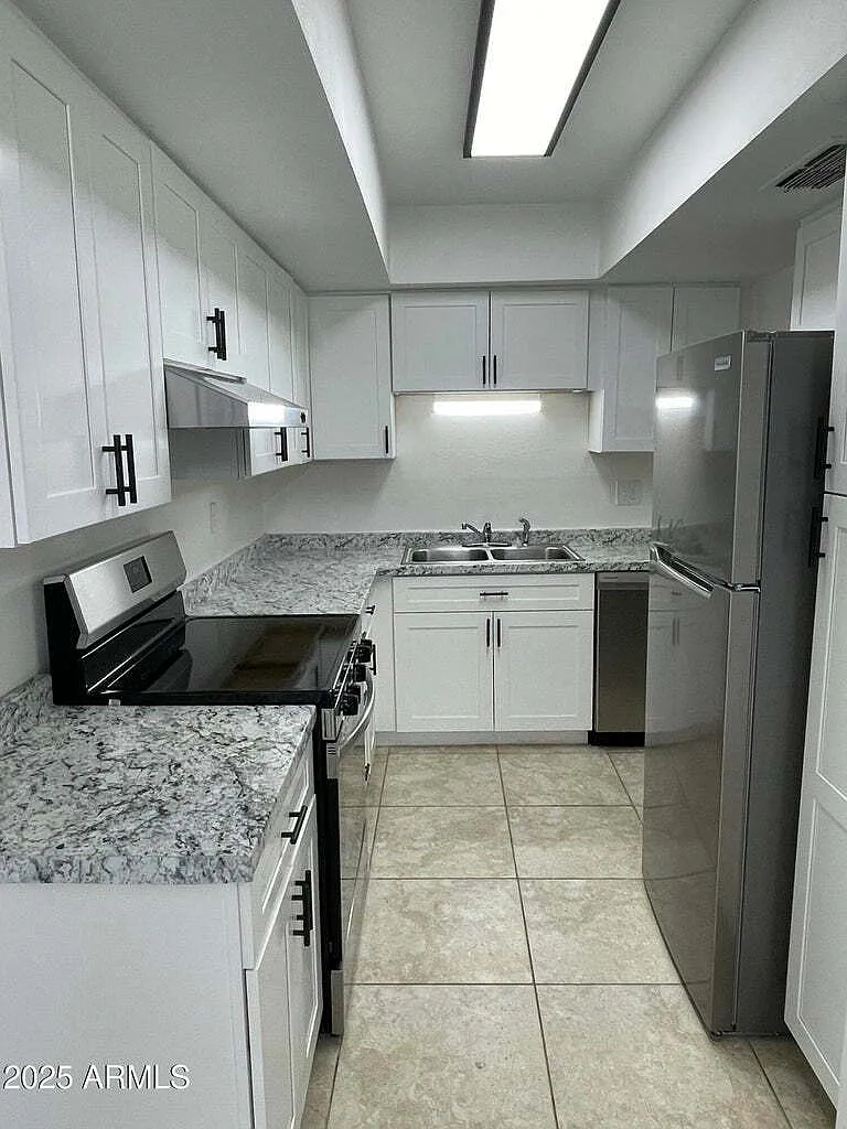 2 bed, 2.0 bath, 960 sqft, $1,475 — Photo 2