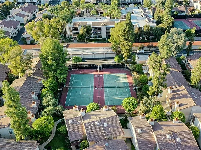 5760 Owensmouth Ave — Photo 13
