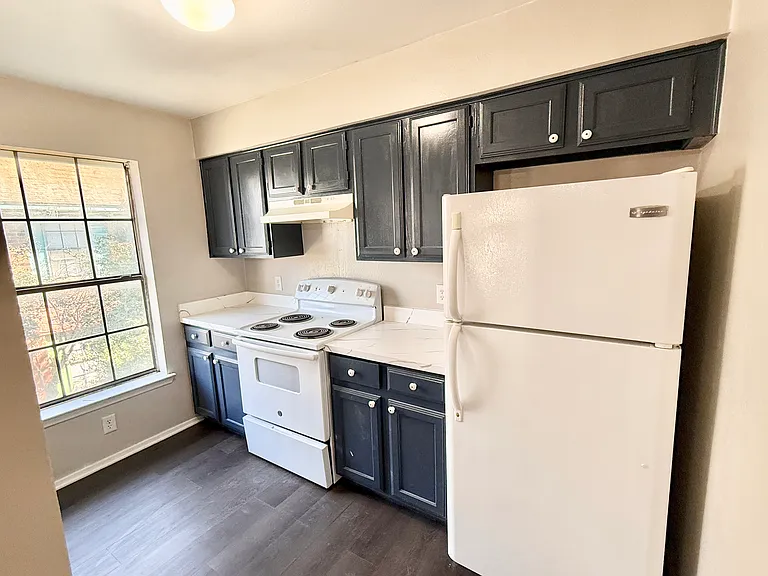 2221 Stella St #4 — Photo 4