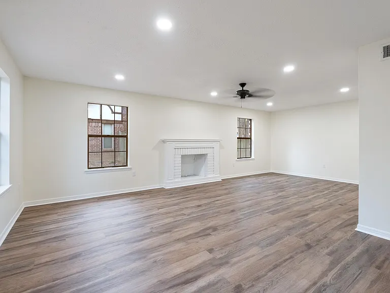 10 Woodbridge Dr — Photo 2